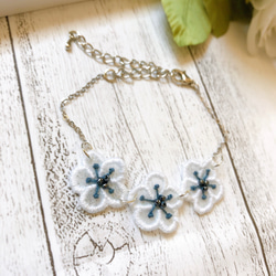 白花のオーガンジー刺繍ブレスレット 2枚目の画像