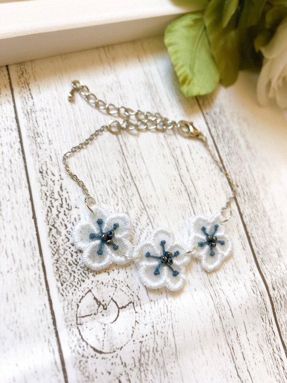 白花のオーガンジー刺繍ブレスレット 2枚目の画像