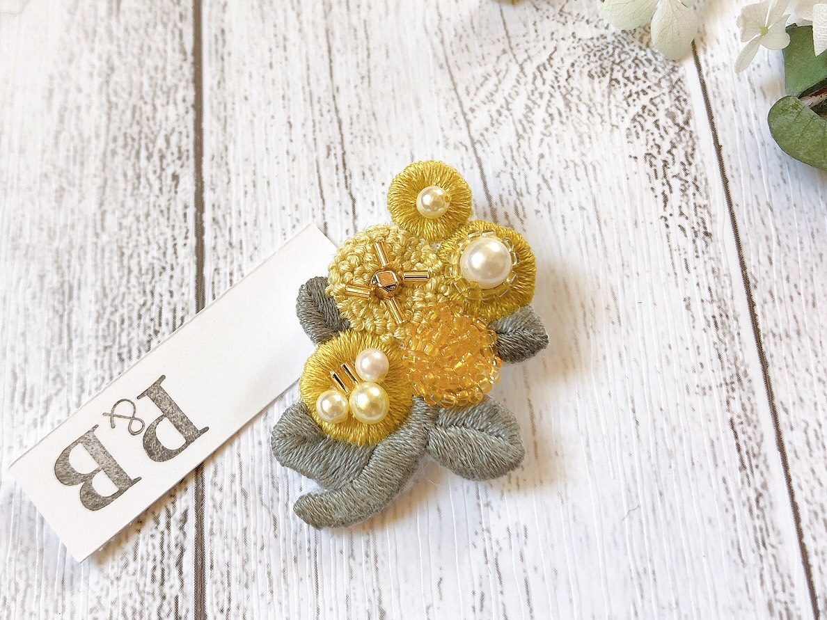 ハンドメイドアクセサリー 刺繍 ミモザ ビーズ ブローチ