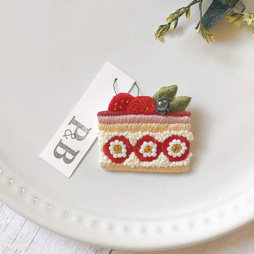 刺繍ブローチ　ハンドメイド　いちご いちごフェア】いちごのショートケーキ ビーズ刺繍ブローチ ブローチ