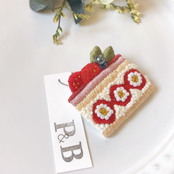 【いちごフェア】いちごのショートケーキ ビーズ刺繍ブローチ 2枚目の画像