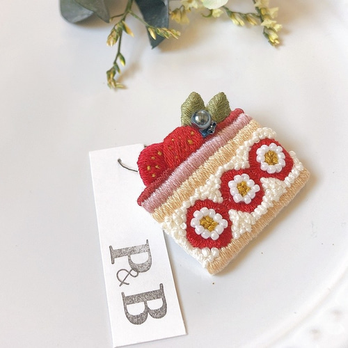 いちごフェア】いちごのショートケーキ ビーズ刺繍ブローチ