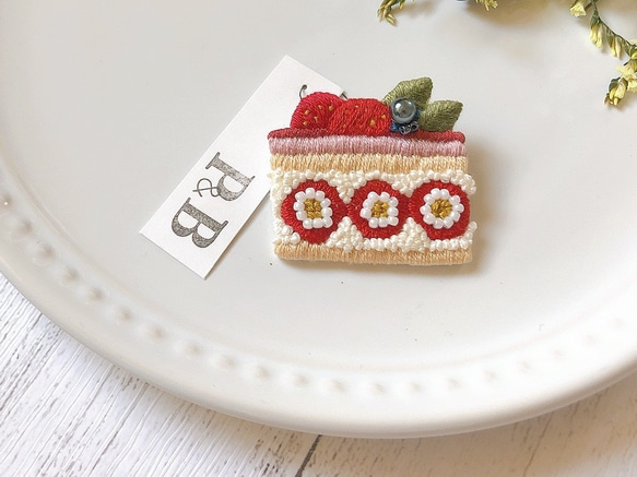 【いちごフェア】いちごのショートケーキ ビーズ刺繍ブローチ 4枚目の画像