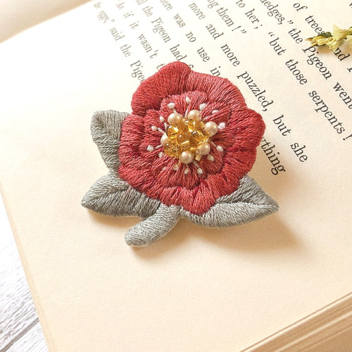 1139］刺繍ブローチ 1点 当てる
