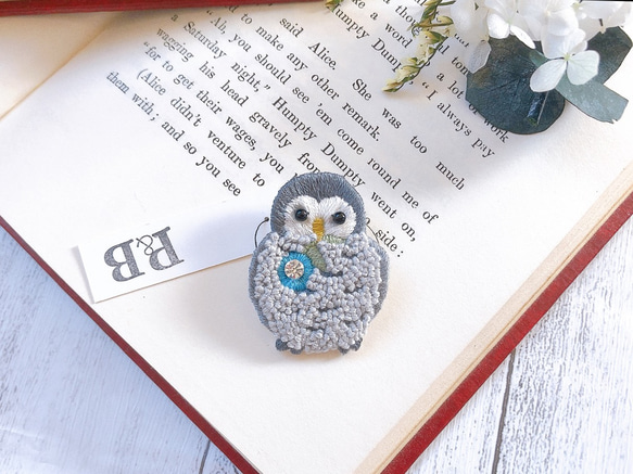 1点物】モコモコフクロウと丸花 ビーズ刺繍ブローチ ブローチ