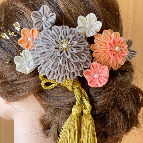選べるタッセル】つまみ細工の髪飾り・グレーとオレンジのお花・ピンク