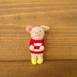 羊毛　「長靴のぶたちゃん　赤いセーター　ブローチ」 2枚目の画像