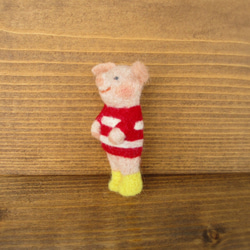 羊毛　「長靴のぶたちゃん　赤いセーター　ブローチ」 4枚目の画像