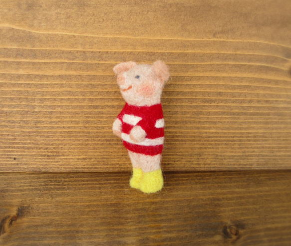 羊毛　「長靴のぶたちゃん　赤いセーター　ブローチ」 4枚目の画像