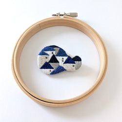 【受注製作】家並のブローチ（blue）刺繍ブローチ　おうち 1枚目の画像