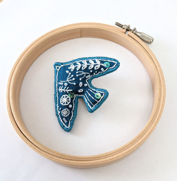 【受注製作】青い鳥のブローチ　刺繍 1枚目の画像