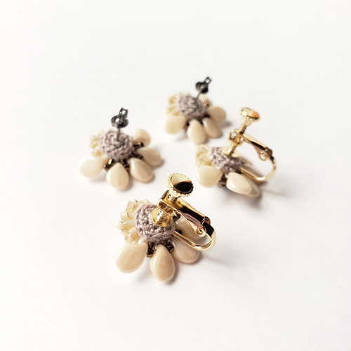 チェコビーズ フラワーイヤリングorピアス(クリーム)No.21-1001 ピアス 