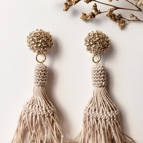 フリルタッセル 丸イヤリングorピアス(ベージュ)/No.21-1103