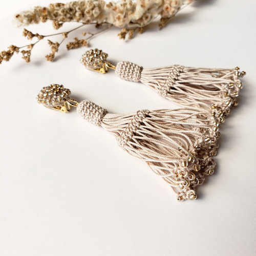 フリルタッセル 丸イヤリングorピアス(ベージュ)/No.21-1103