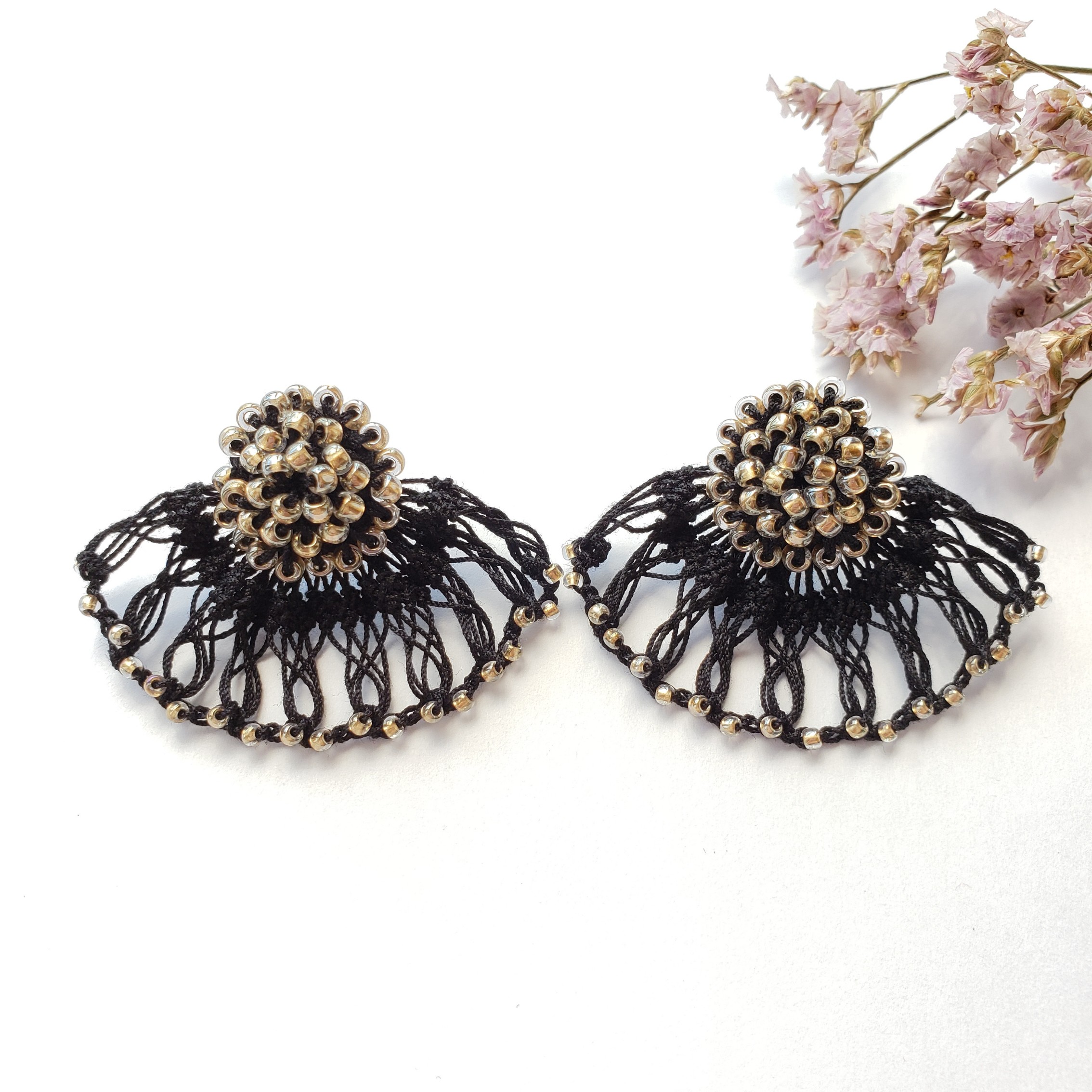 レース編み鈴蘭のイヤリング/ピアス Ω イヤリング・ノンホールピアス