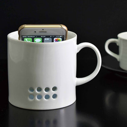 スマートフォンスピーカー　白　磁器製　電源不要　スマホカップ　インテリア　高音質 マグカップ型　アウトドア　陶器 1枚目の画像