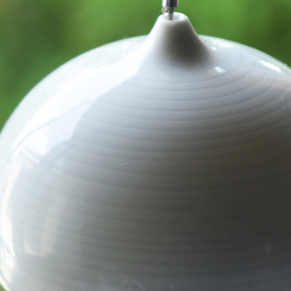 風鈴　インテリア　シングル　ウインドチャイム　縞　陶器　磁器　やきもの　モダンで　美しいデザイン　日本の伝統技法　千筋　 3枚目の画像