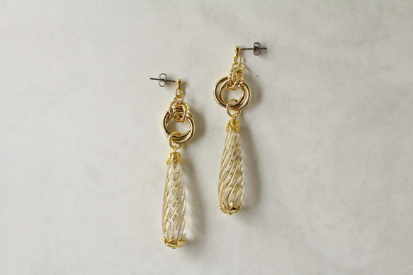 USAヴィンテージパーツのピアス・クリア×ゴールドラインドロップ 1枚目の画像