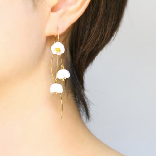 すずらんのピアス ホワイト ドイツ製ポリマークレイの小さなお花