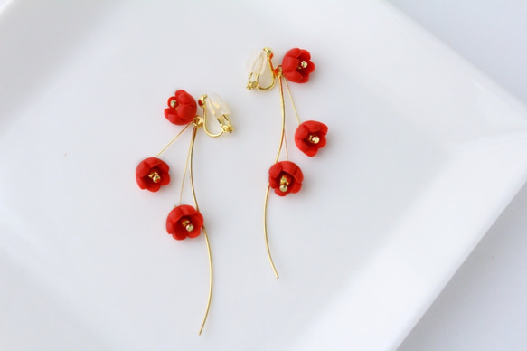 すずらんのピアス・イヤリング　レッド　ドイツ製ポリマークレイの小さなお花シリーズ 1枚目の画像