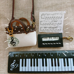 【白】ミニチュア　ピアノレッスンバッグ　鍵盤　楽譜入り　ブライスに　バッグチャームにも　プレゼントに 2枚目の画像
