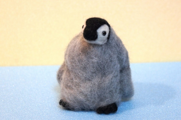 かわいい 皇帝ペンギンのヒナ 羊毛フェルト 羊毛フェルト みーつ