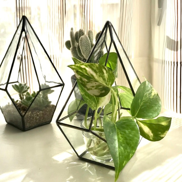 ステンドグラス 造花入りのチェーンで吊れるテラリウム ステンドグラス 造花入りのチェーンで吊れるテラリウム