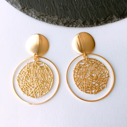 送料無料♡ 大ぶり　ゴールド 透かし フープ ピアス /イヤリング サージカルステンレスピアス　　入学式　ウェディング 3枚目の画像