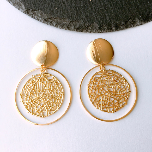 送料無料♡ 大ぶり　ゴールド 透かし フープ ピアス /イヤリング サージカルステンレスピアス　　入学式　ウェディング 3枚目の画像