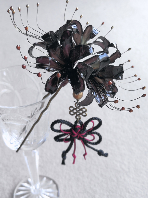 【漆黒】金箔・飾り結び選べる　彼岸花と黒揚羽蝶のかんざし 1枚目の画像