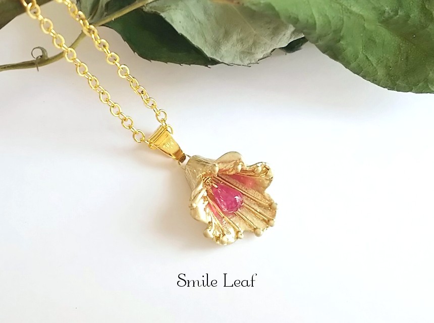 ルビーのフラワーモチーフペンダント