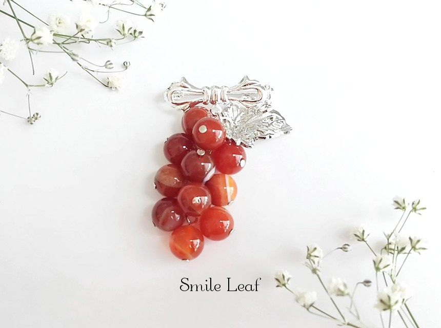 サードオニキスの葡萄ブローチ