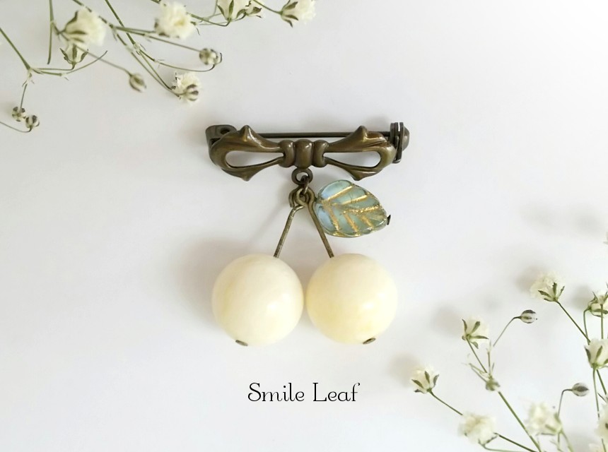 珊瑚のさくらんぼブローチ