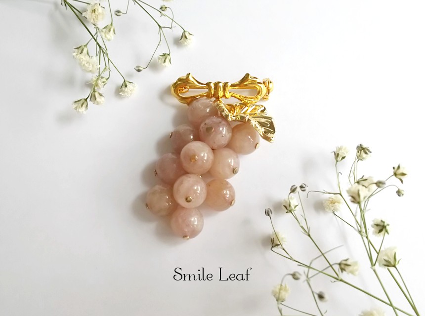 ストロベリークォーツの葡萄ブローチ