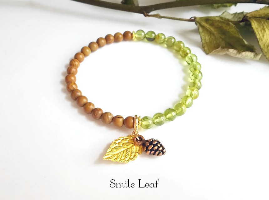 松ぼっくりとグレイニネス&ペリドットのブレスレット