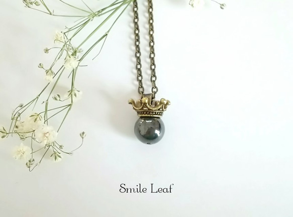 Lucky Crown ＊ ヘマタイトと王冠のペンダント（金古美） 1枚目の画像