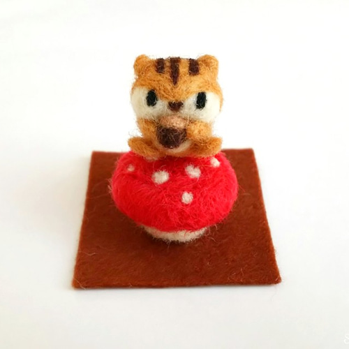 小さなリスとキノコの羊毛フェルト 羊毛フェルト irico 通販 8052659