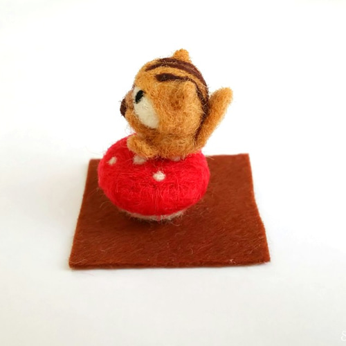 小さなリスとキノコの羊毛フェルト 羊毛フェルト irico 通販 8052659