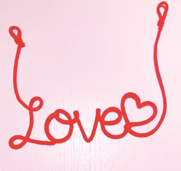 運命の赤い糸♡ラブ  前撮りアイテム 針金アート 赤い糸ガーランド 筆記体 1枚目の画像