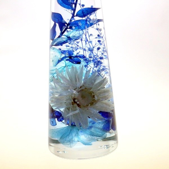 フラワー　ハーバリウム　ラスカスブルー　 三角ガラスボトルMサイズ　　記念日　母の日ギフト 4枚目の画像