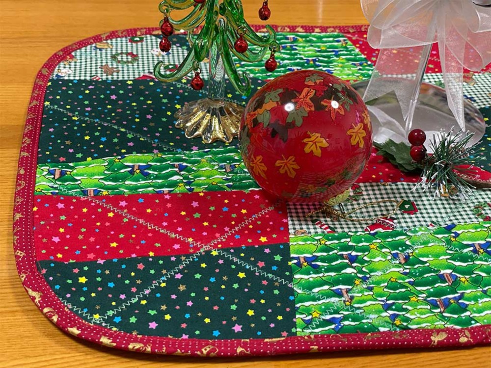 クリスマス関連の置物の下に・・・ランチョンマットにも ― パッチ