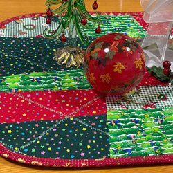 クリスマス関連の置物の下に・・・ランチョンマットにも ― パッチ