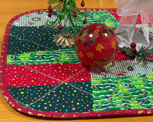 クリスマス関連の置物の下に・・・ランチョンマットにも ― パッチ