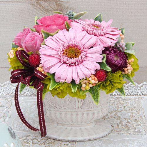女性へのプレゼントに！可愛いピンクのガーベラを使ったアレンジ