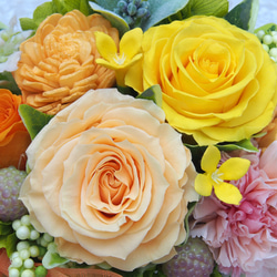 ジュリアオレンジのバラと複色のカーネーション・プリザーブドフラワーアレンジメント 2枚目の画像