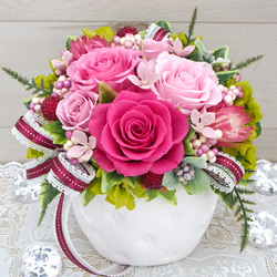 女性へのプレゼントに人気！可愛らしいピンクのバラを使ったアレンジ・プリザーブドフラワーアレンジメント 1枚目の画像