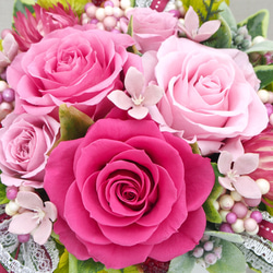 女性へのプレゼントに人気！可愛らしいピンクのバラを使ったアレンジ・プリザーブドフラワーアレンジメント 2枚目の画像