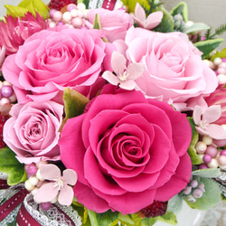 女性へのプレゼントに人気！可愛らしいピンクのバラを使ったアレンジ・プリザーブドフラワーアレンジメント 3枚目の画像