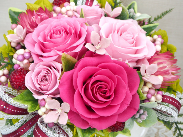 女性へのプレゼントに人気！可愛らしいピンクのバラを使ったアレンジ・プリザーブドフラワーアレンジメント 3枚目の画像
