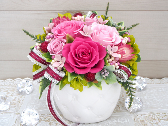 女性へのプレゼントに人気！可愛らしいピンクのバラを使ったアレンジ・プリザーブドフラワーアレンジメント 4枚目の画像